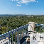 Aneiac * Karavádhos